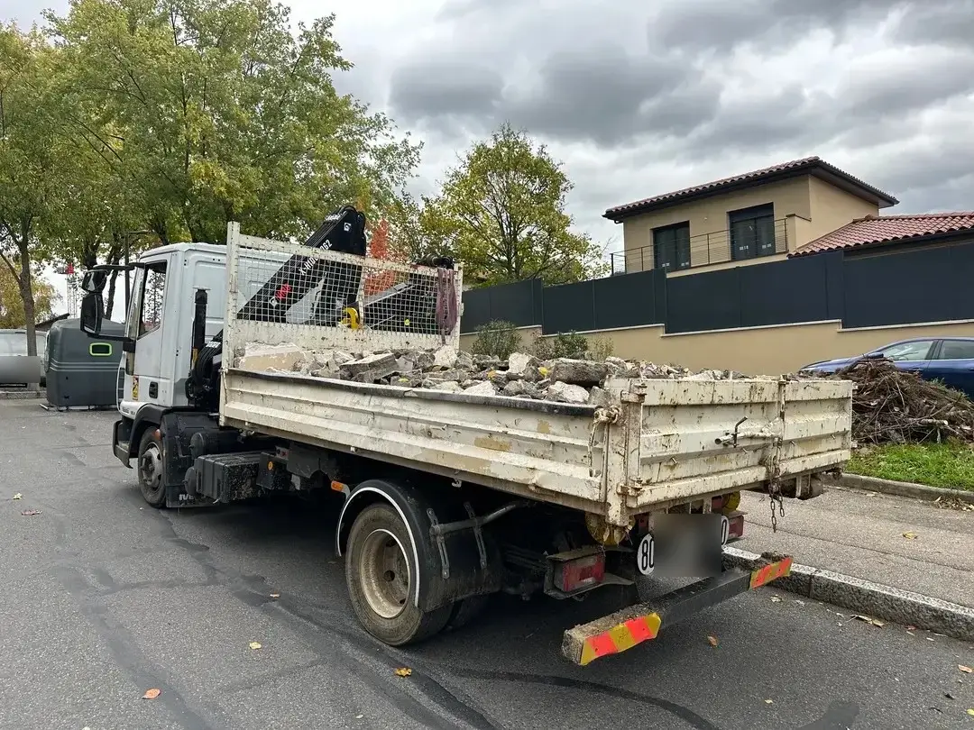 Camion JDM chargé de gravats, garé dans une rue de la métropole lyonnaise